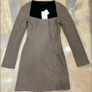 Zara dress low-cut front and long sleeves with pattern.